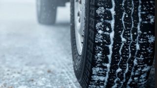 Cum să conduci &icirc;n siguranță pe șoselele acoperite de polei. Reguli de aur pentru șoferi