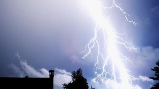 Bucureștiul trece de la 32 la 24 de grade. ANM anunță furtuni și o răcire bruscă