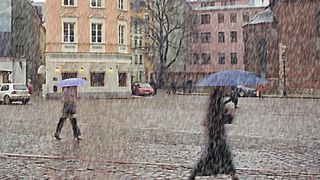 Vremea se răcește brusc &icirc;n toată țara. Meteologii anunță ploi și chiar ninsori