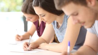 Școlile nu ar trebui să &icirc;nlocuiască caietul și scrisul de m&acirc;nă cu tableta, spun experții