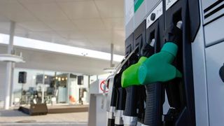 Rafinăria Petrotel-Lukoil Ploiești pune în pericol prețul carburanților. Motorina ar putea ajunge la 10 lei litrul