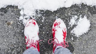 &Icirc;ncălțămintea potrivită pentru suprafețele &icirc;nghețate. Ce talpă previne căderile pe gheață