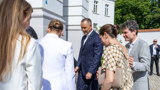 Nicușor Dan surprinde &icirc;n Polonia cu un nou stil. Imagini alături de Mirabela Grădinaru