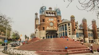 Arhitectul fără diplomă care a ridicat singur o catedrală &icirc;n 50 de ani și a pus sub semnul &icirc;ntrebării tot ce știm despre limite