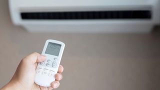 Cum reduci factura la electricitate c&acirc;nd folosești aerul condiționat. 10 sfaturi de la experți