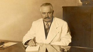 Miliardarul desculț al Rom&acirc;niei. Cum a &icirc;ncălțat orfanul Dumitru Mociorniță o &icirc;ntreagă națiune și imperiul industrial prăbușit sub cizma comunismului