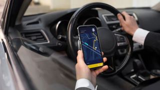 C&acirc;t c&acirc;știgă un șofer Uber &icirc;n 2026. Taxe, bacșiș și venituri reale