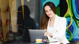 Oana Țoiu are apartament &icirc;n Grecia, cum are Ponta &icirc;n Dubai. Ambele, locuri periculoase