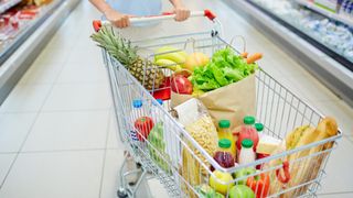 Ce fac rom&acirc;nii pentru a economisi bani pe m&acirc;ncare. Metodele folosite zilnic