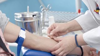 Priorități noi la analizele medicale. Rom&acirc;nii trimiși la coadă