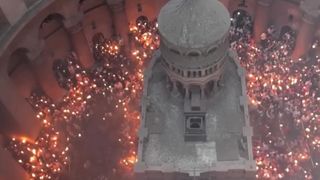 Sf&acirc;nta Lumină s-a aprins la Biserica Sf&acirc;ntului Morm&acirc;nt din Ierusalim