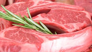 Paștele sigur &icirc;n farfurie. Cum să alegi carnea proaspătă și să eviți problemele la masă