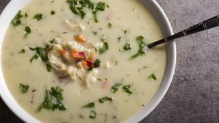 Ciorbă acră de pui cu sm&acirc;nt&acirc;nă, o rețetă tradițională rom&acirc;nească