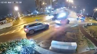 O maşină a zburat peste un sens giratoriu din Oradea. Șoferul a scăpat nevătămat