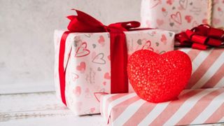 V&acirc;nzările online explodează &icirc;nainte de Valentine&rsquo;s Day. Cum eviți magazinele fantomă. Ghid pentru cumpărători