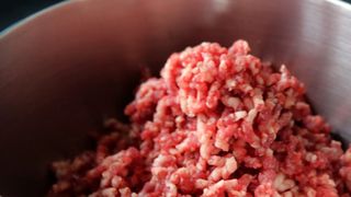 Cum trebuie dezghețată corect carnea tocată pentru a evita apariția bacteriilor