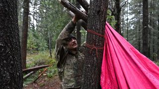 Cum sunt antrenate forțele americane de elită pentru a supraviețui &icirc;n spatele liniilor inamice. Video