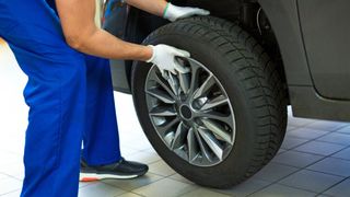 C&acirc;nd se schimbă cauciucurile de iarnă cu cele de vară și c&acirc;t costă montajul &icirc;n 2026