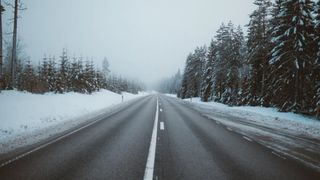 Fenomen periculos pe șoselele din Rom&acirc;nia. Șoferii, sfătuiți să circule cu prudență