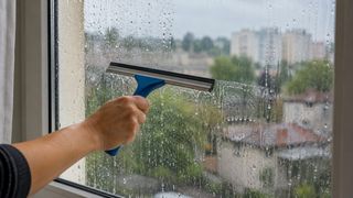 Ai spălat ferestrele și a venit ploaia. Cum le păstrezi curate mai mult timp