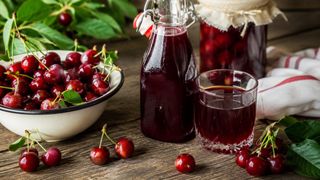 Sirop de cireșe ca odinioară. Se prepară ușor și rezistă luni &icirc;ntregi