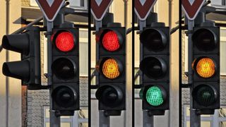 Sancțiuni pentru șoferi chiar dacă trec pe verde la semafor