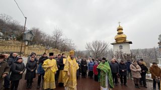 Scenă de film la Dereneu. Biserica, subordonată Rusiei, blocată din interior de preot. Poliția dezminte implicarea