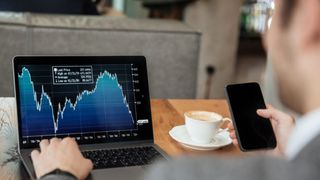 Cum poți să investești la bursă &icirc;n 2026 și cine te poate pregăti. Ghid complet pentru &icirc;ncepători