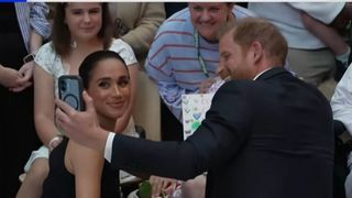 Ce transmite limbajul corpului despre relația dintre Meghan și Harry. Detaliul observat &icirc;n vizita din Australia