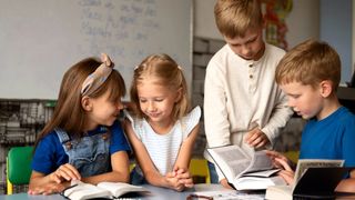 Elevii din clasele I&ndash;IX scapă de h&acirc;rtii. Părinții pot anunța lipsa de la școală printr-un simplu mesaj