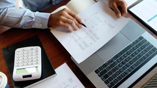 Ai datorii la ANAF, răm&acirc;i fără casă și mașină. Guvernul schimbă regulile pentru cumpărarea de locuințe și autovehicule