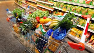 C&acirc;t s-au scumpit alimentele, hainele și serviciile din cauza combustibililor. Efectul &icirc;n lanț, resimțit &icirc;n economie