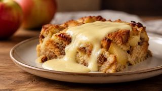 Budincă de p&acirc;ine cu mere și sos de vanilie. Cum transformi p&acirc;inea rămasă &icirc;ntr-un desert