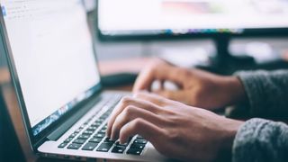 Generația „muncă în două joburi”. Câți români au nevoie de două locuri de muncă pentru un salariu decent