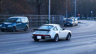 Codul Rutier. C&acirc;nd poți depăși linia continuă fără să fii amendat