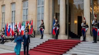 Ce rochie a purtat Mirabela Grădinaru, paretenera lui Nicușor Dan, la dineul oficial oferit de Emmanuel Macron la Palatul &Eacute;lys&eacute;e. Foto&video