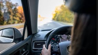 Regula puțin cunoscută din Codul Rutier. Ce pățesc șoferii care circulă prea &icirc;ncet
