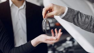 Ce acte sunt necesare c&acirc;nd cumperi sau vinzi o mașină. Capcanele și riscurile ignorate de șoferi