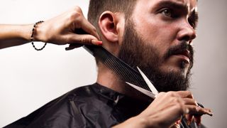 Cum &icirc;nveți să-ți aranjezi singur barba și c&acirc;t te costă, de fapt