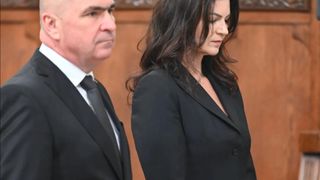 Partenera lui Bolojan are salariu de top la Spitalul Județean Bihor. C&acirc;t &icirc;ncasează lunar