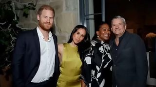 Meghan a renunțat la &bdquo;uniforma&rdquo; bej pentru o rochie verde. Fanii tratează momentul ca pe un eveniment istoric.