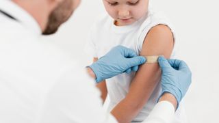 Exclusiv. Vaccinare antigripală &icirc;n școli. 3 din 4 rom&acirc;ni ar susține măsura, potrivit unui sondaj INSCOP