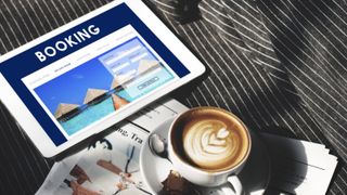 Escrocherie pe Booking.com. Mesajele false care fură datele cardului