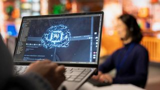 Rom&acirc;nii se tem că-și pierd locurile de muncă din cauza AI. Dar face parte din rutina lor zilnică. Sondaj INSCOP