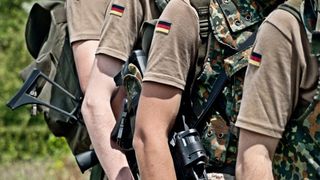 Serviciul militar obligatoriu. Au &icirc;nceput protestele