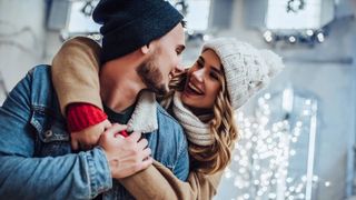 Patru zodii vor avea parte de iubire neașteptată chiar înainte de Revelion