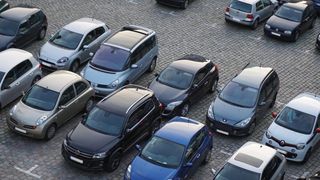Cum să găsești parcare mai ușor &icirc;n marile orașe. Cinci trucuri eficiente