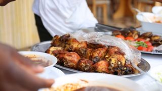 Rețetă ușoară de la Mary Berry: pui la cuptor cu roșii coapte, gata &icirc;n c&acirc;teva minute