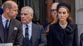 Imaginea controversată cu Andrew pe podeaua casei lui Epstein