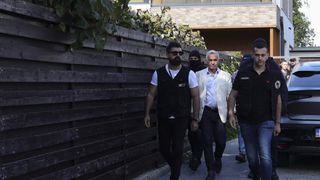 Viața lui Călin Georgescu &icirc;n arest. Cu cine &icirc;mparte celula și cine &icirc;l ajută cu m&acirc;ncarea